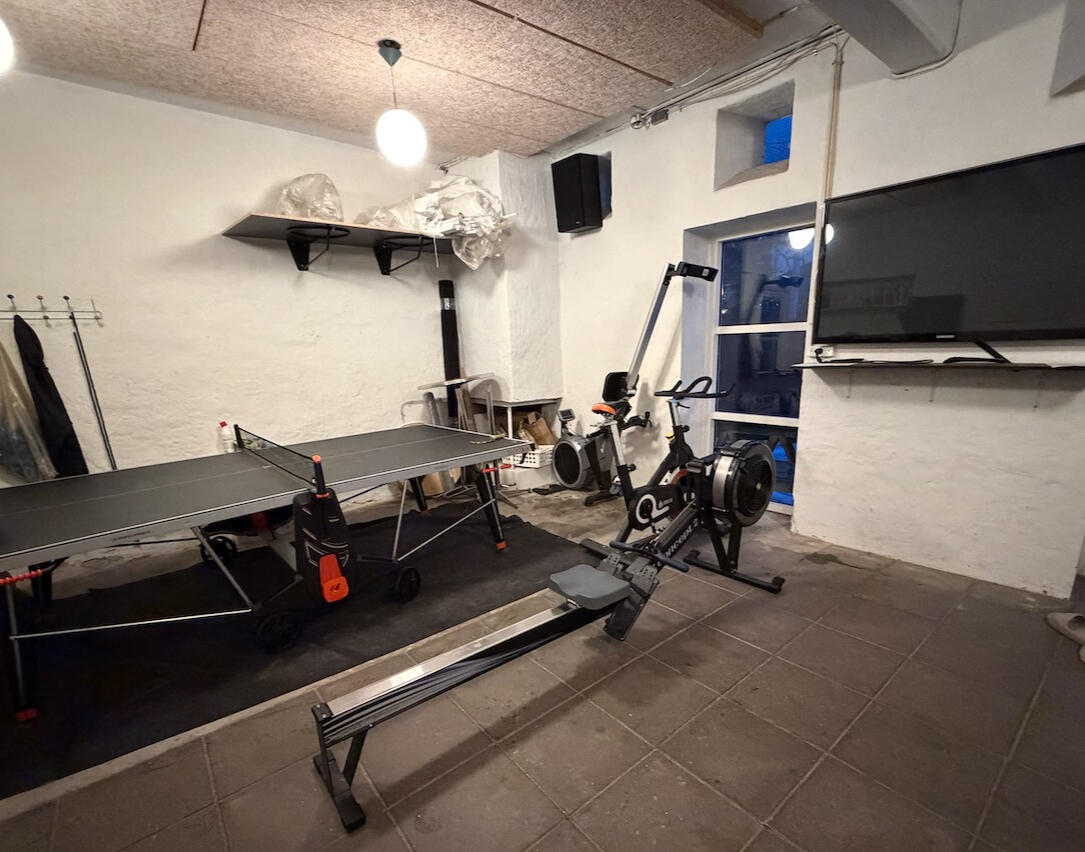 Bordtennisbord og romaskine